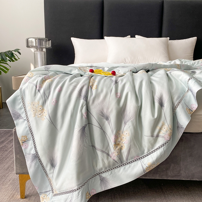 91家纺网 家纺一手货源 找家纺 太阳羽家纺 2026新款铂金莱赛尔天丝印花夏凉被镂空花边空调被夏被 花漾