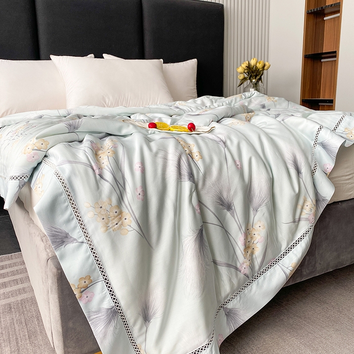 91家纺网 家纺一手货源 找家纺 太阳羽家纺 2026新款铂金莱赛尔天丝印花夏凉被镂空花边空调被夏被 花漾