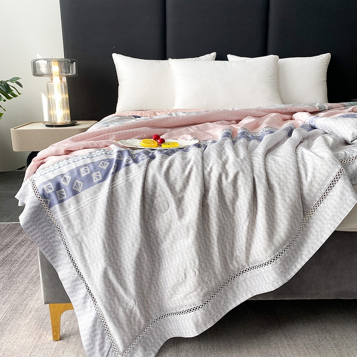 91家纺网 家纺一手货源 找家纺 太阳羽家纺 2026新款铂金莱赛尔天丝印花夏凉被镂空花边空调被夏被 朵美