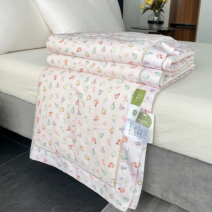 91家纺网 家纺一手货源 找家纺 太阳羽家纺 2026新款铂金莱赛尔天丝印花夏凉被镂空花边空调被夏被 阳光花园