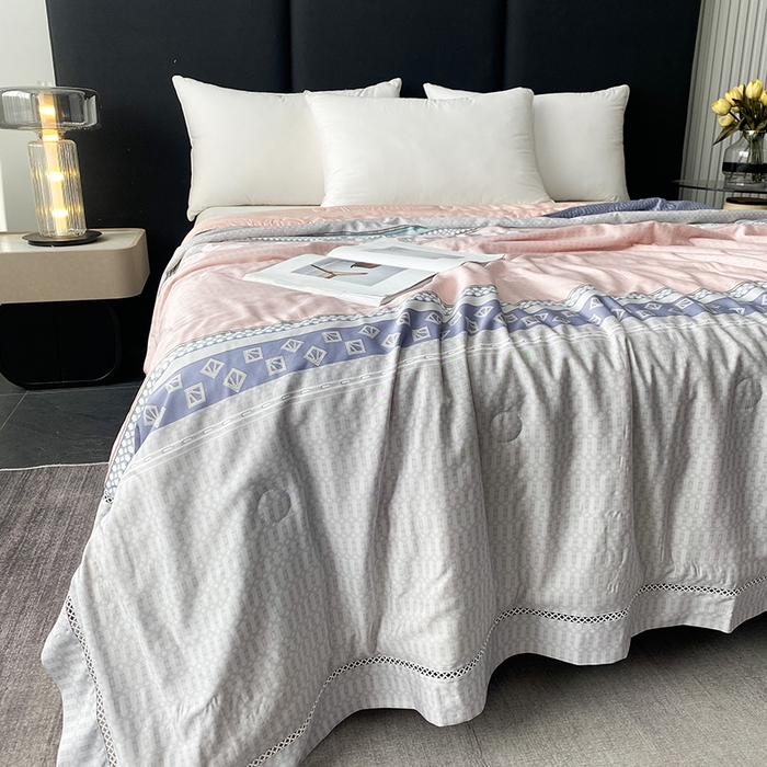 91家纺网 家纺一手货源 找家纺 太阳羽家纺 2026新款铂金莱赛尔天丝印花夏凉被镂空花边空调被夏被 朵美