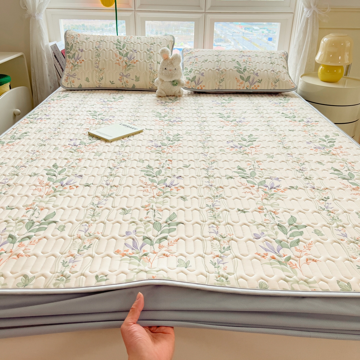 91家纺网 家纺一手货源 找家纺 丝羽坊 2026新款高密凉感丝印花乳胶凉席-床笠款 林间私语