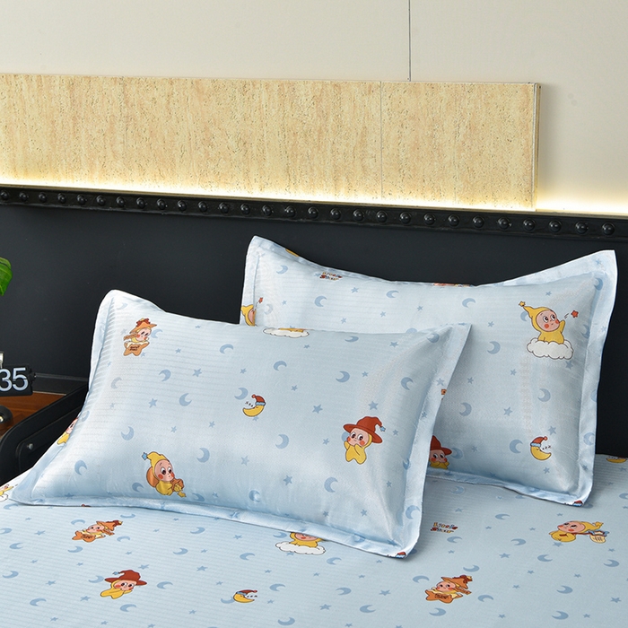 91家纺网 家纺一手货源 找家纺 念家居 2026新款轻奢可机洗水洗床单款高密大版斜纹冰丝凉席三件套 淡蓝童趣