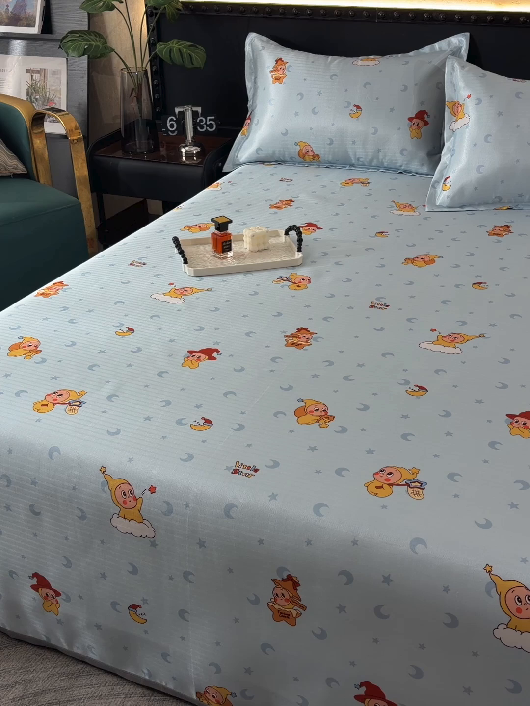 91家纺网 家纺一手货源 找家纺 念家居 2026新款轻奢可机洗水洗床单款高密大版斜纹冰丝凉席三件套 淡蓝童趣