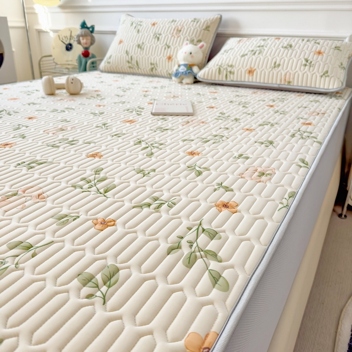 91家纺网 家纺一手货源 找家纺 丝羽坊 2026新款高密凉感丝印花乳胶凉席-床笠款 春意盎然