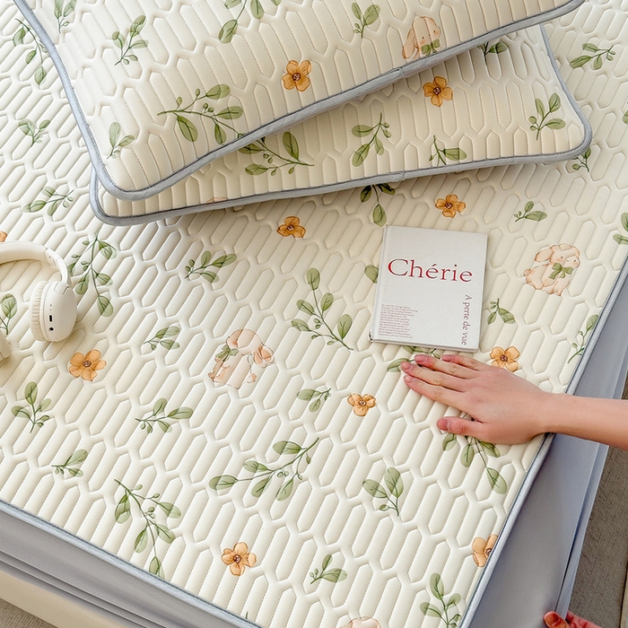 91家纺网 家纺一手货源 找家纺 丝羽坊 2026新款高密凉感丝印花乳胶凉席-床笠款 春意盎然