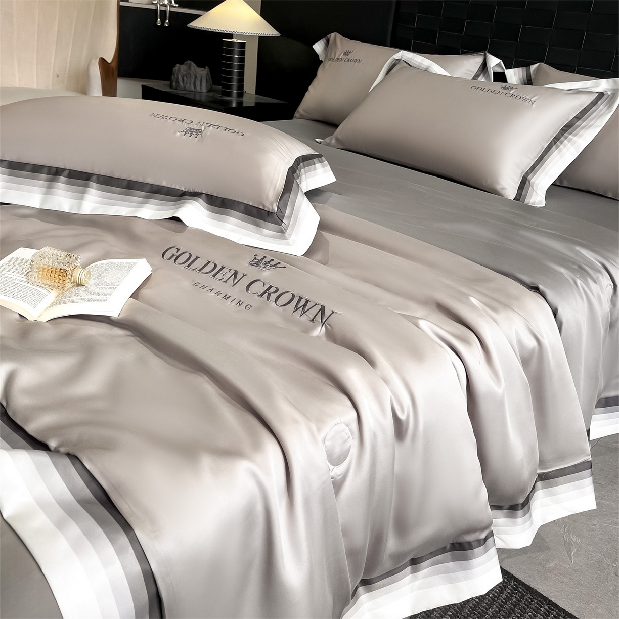 91家纺网 家纺一手货源 找家纺 笙意家纺 2026新款水洗冰丝数码宽边刺绣夏被夏凉被空调被-贝拉系列 贝拉-山灰+中灰