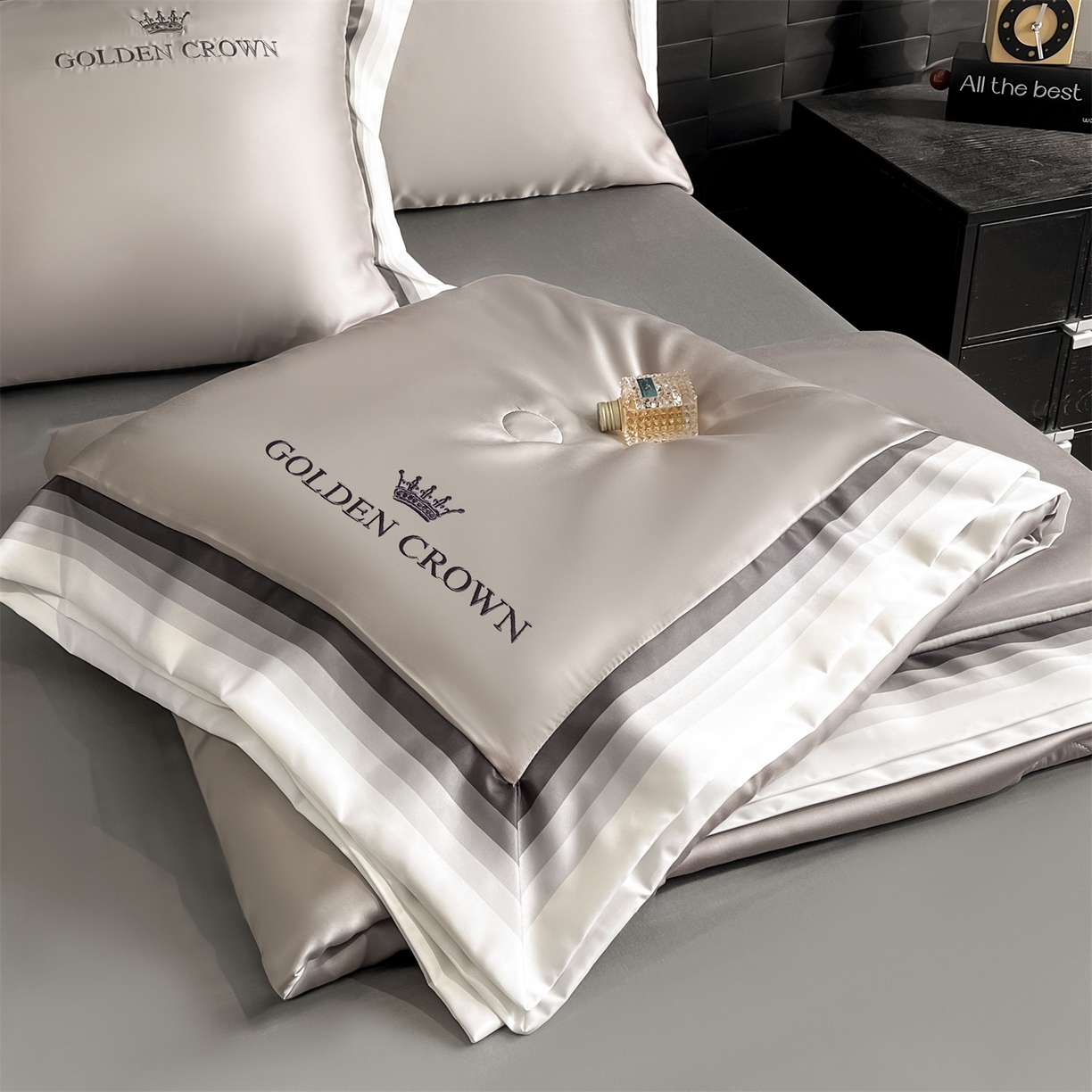 91家纺网 家纺一手货源 找家纺 笙意家纺 2026新款水洗冰丝数码宽边刺绣夏被夏凉被空调被-贝拉系列 贝拉-山灰+中灰