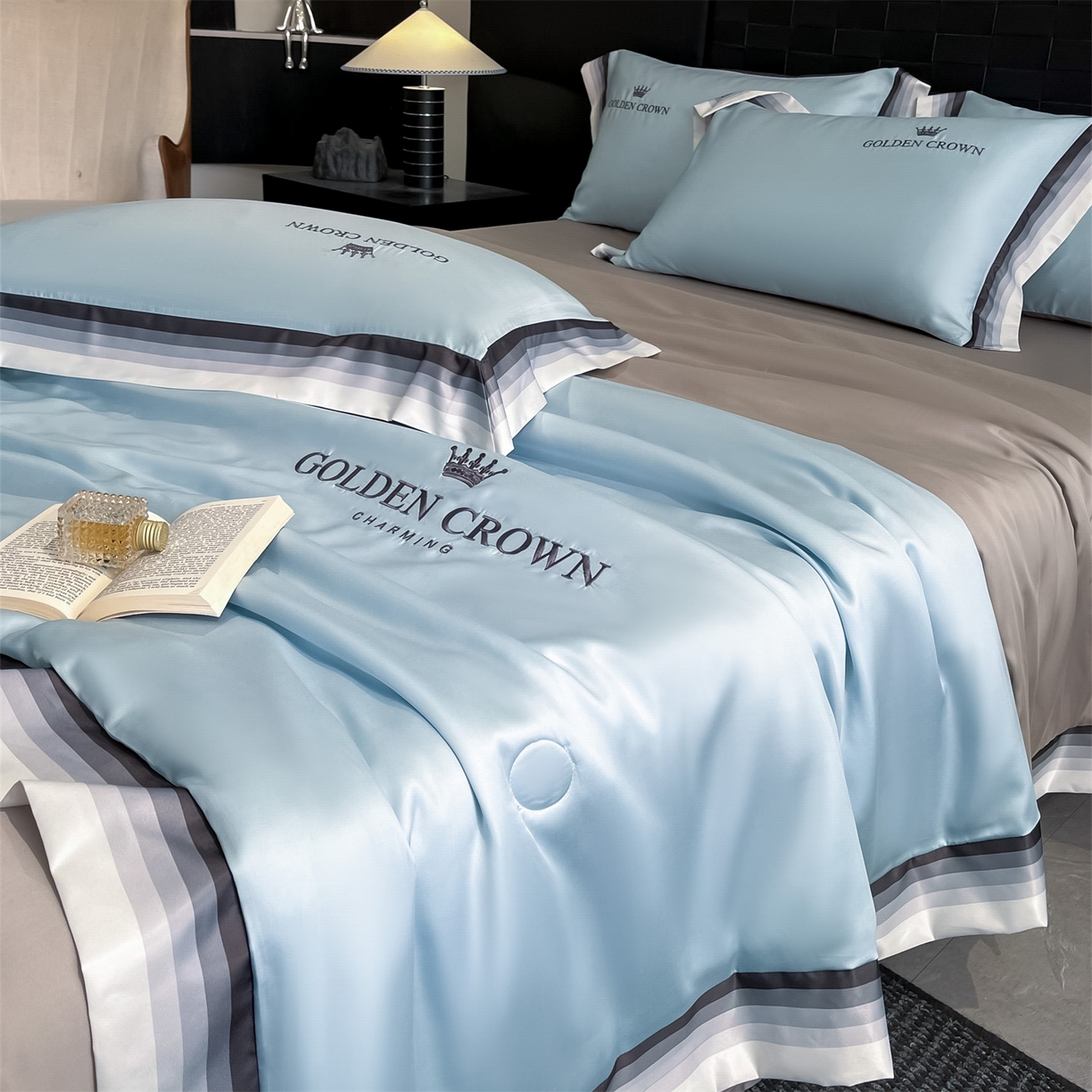 91家纺网 家纺一手货源 找家纺 笙意家纺 2026新款水洗冰丝数码宽边刺绣夏被夏凉被空调被-贝拉系列 贝拉-天空蓝+山灰