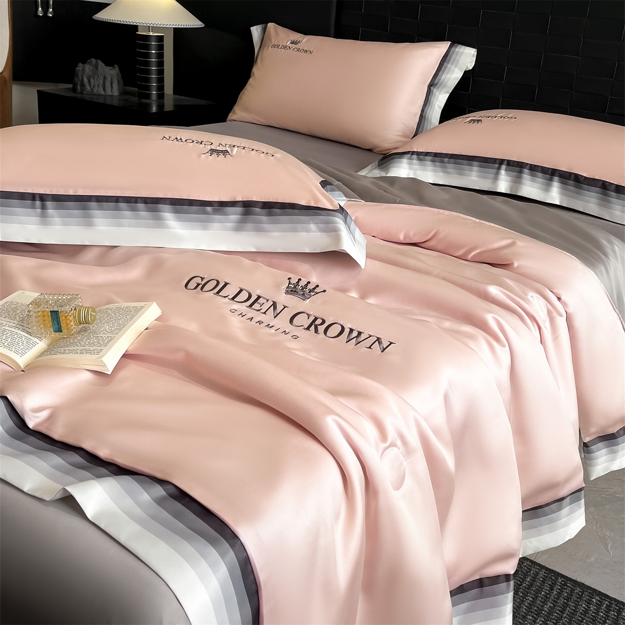 91家纺网 家纺一手货源 找家纺 笙意家纺 2026新款水洗冰丝数码宽边刺绣夏被夏凉被空调被-贝拉系列 贝拉-奶油粉+山灰