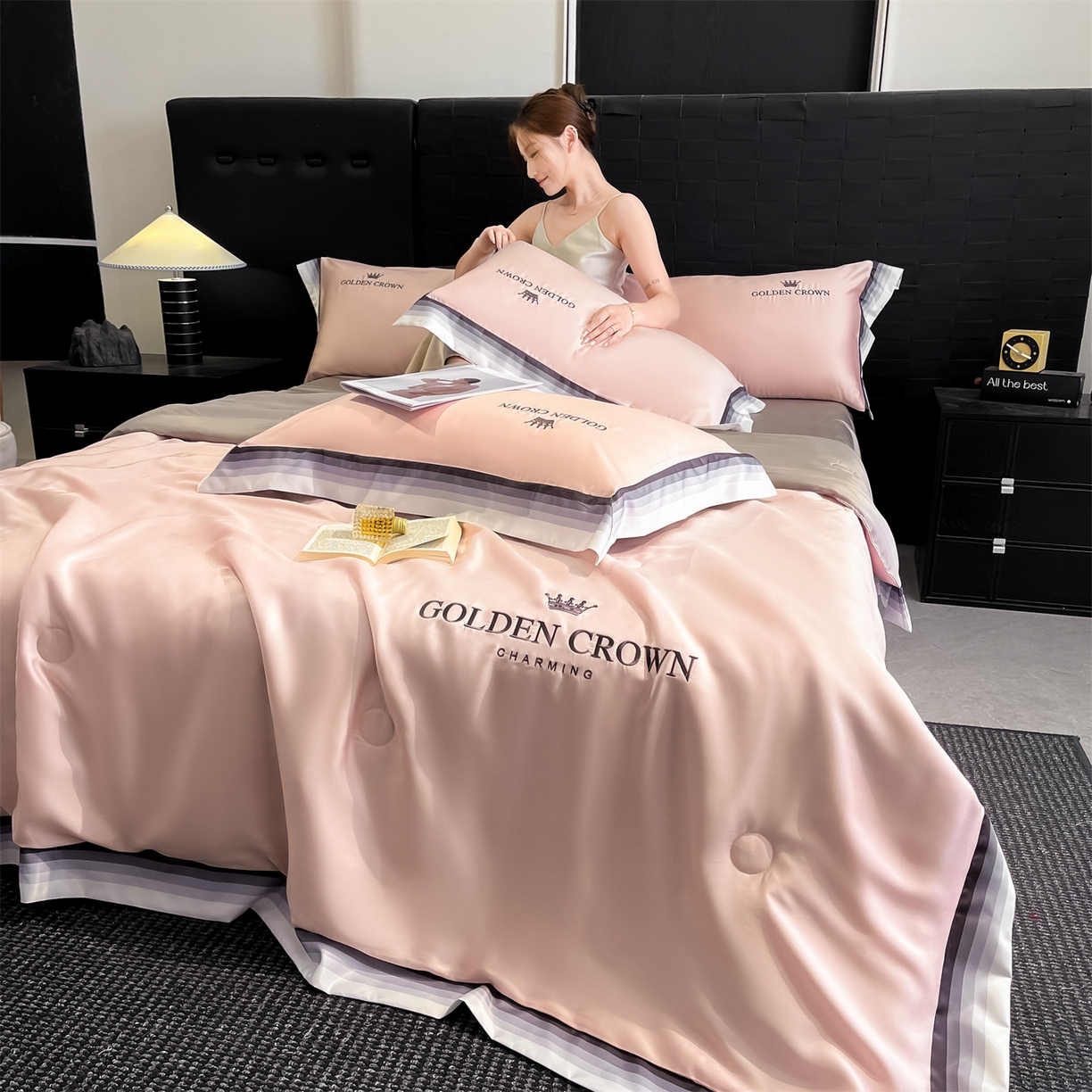 91家纺网 家纺一手货源 找家纺 笙意家纺 2026新款水洗冰丝数码宽边刺绣夏被夏凉被空调被-贝拉系列 贝拉-奶油粉+山灰