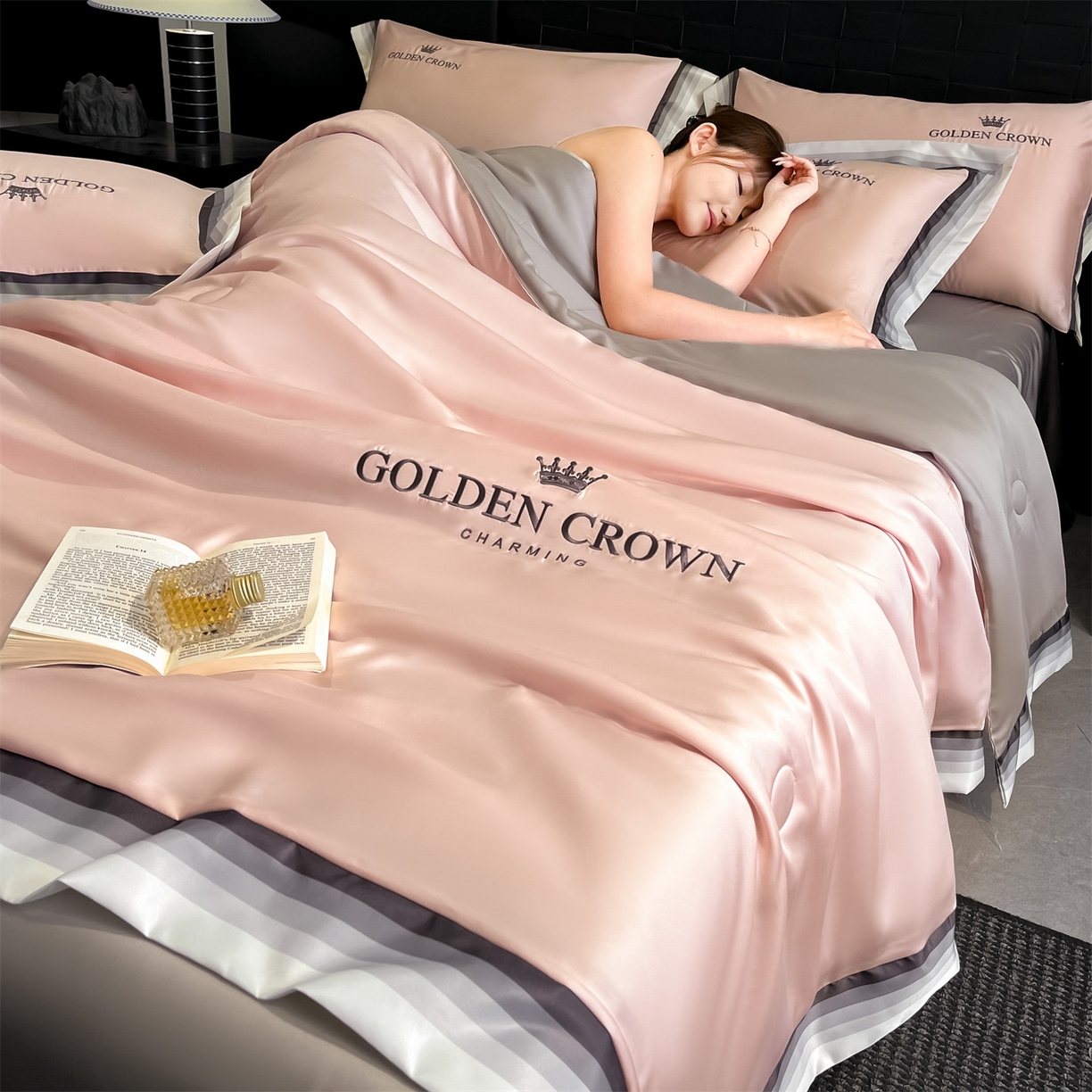 91家纺网 家纺一手货源 找家纺 笙意家纺 2026新款水洗冰丝数码宽边刺绣夏被夏凉被空调被-贝拉系列 贝拉-奶油粉+山灰