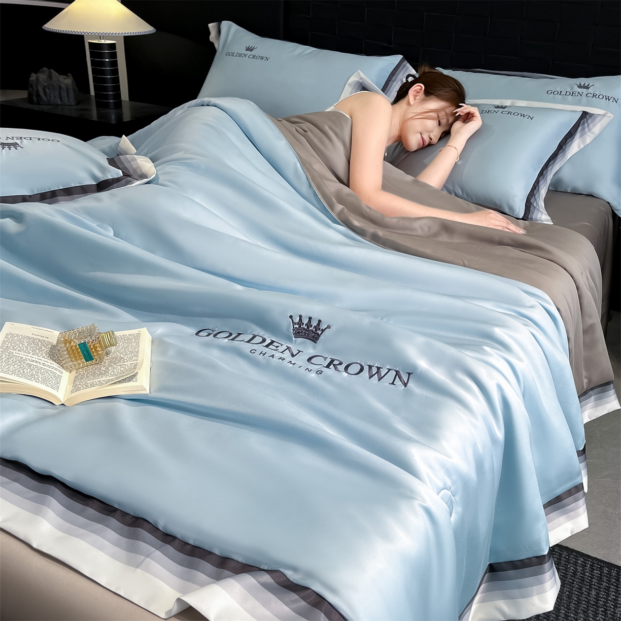 91家纺网 家纺一手货源 找家纺 笙意家纺 2026新款水洗冰丝数码宽边刺绣夏被夏凉被空调被-贝拉系列 贝拉-天空蓝+山灰