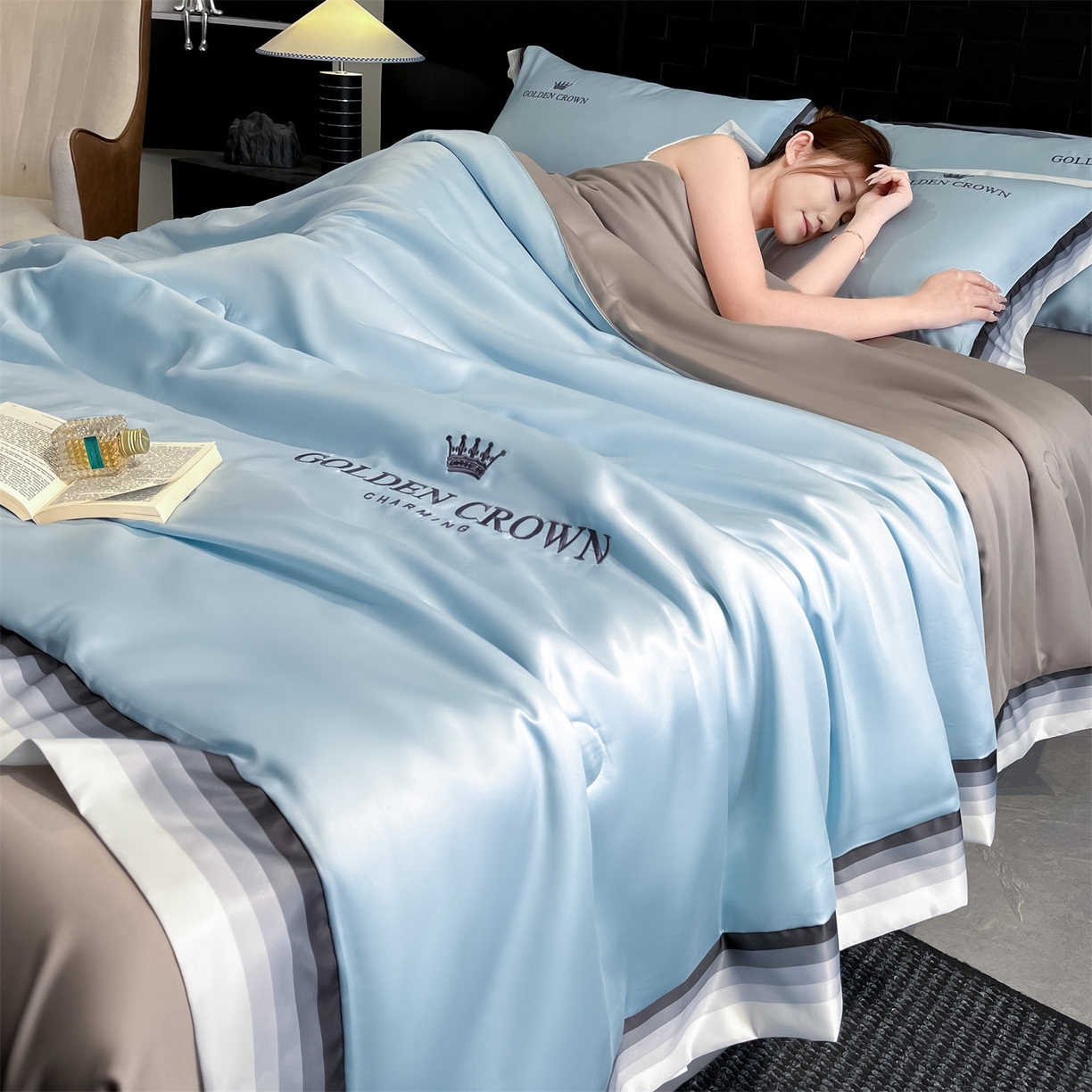 91家纺网 家纺一手货源 找家纺 笙意家纺 2026新款水洗冰丝数码宽边刺绣夏被夏凉被空调被-贝拉系列 贝拉-天空蓝+山灰