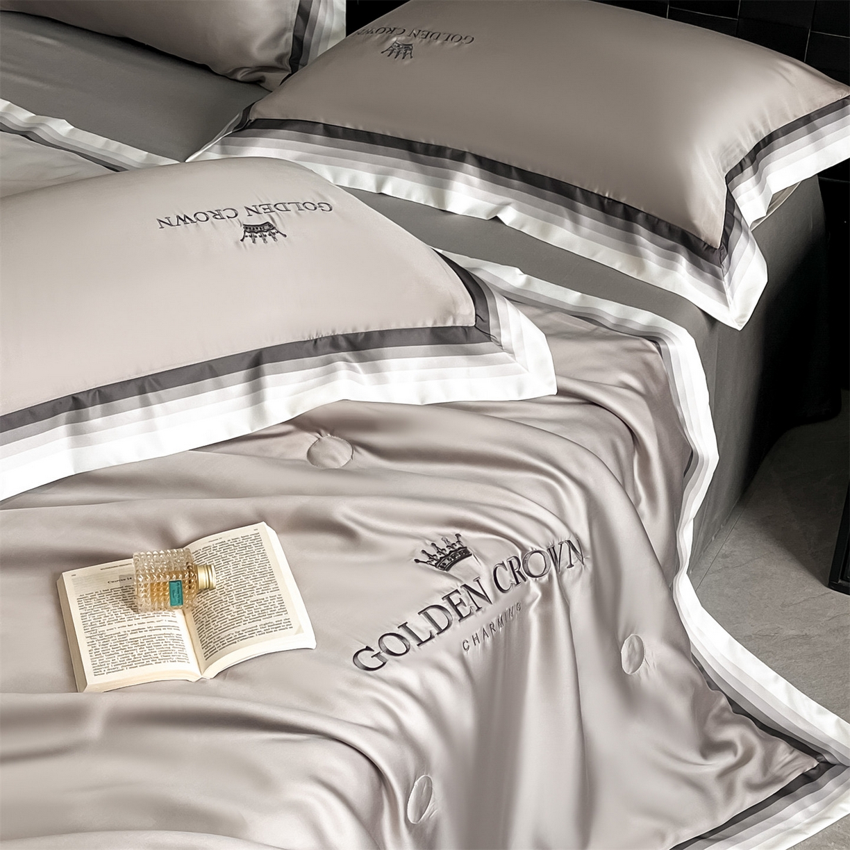 91家纺网 家纺一手货源 找家纺 笙意家纺 2026新款水洗冰丝数码宽边刺绣夏被夏凉被空调被-贝拉系列 贝拉-山灰+中灰