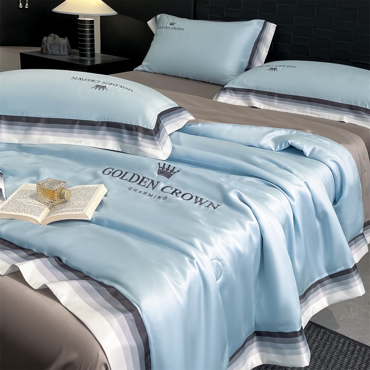 91家纺网 家纺一手货源 找家纺 笙意家纺 2026新款水洗冰丝数码宽边刺绣夏被夏凉被空调被-贝拉系列 贝拉-天空蓝+山灰