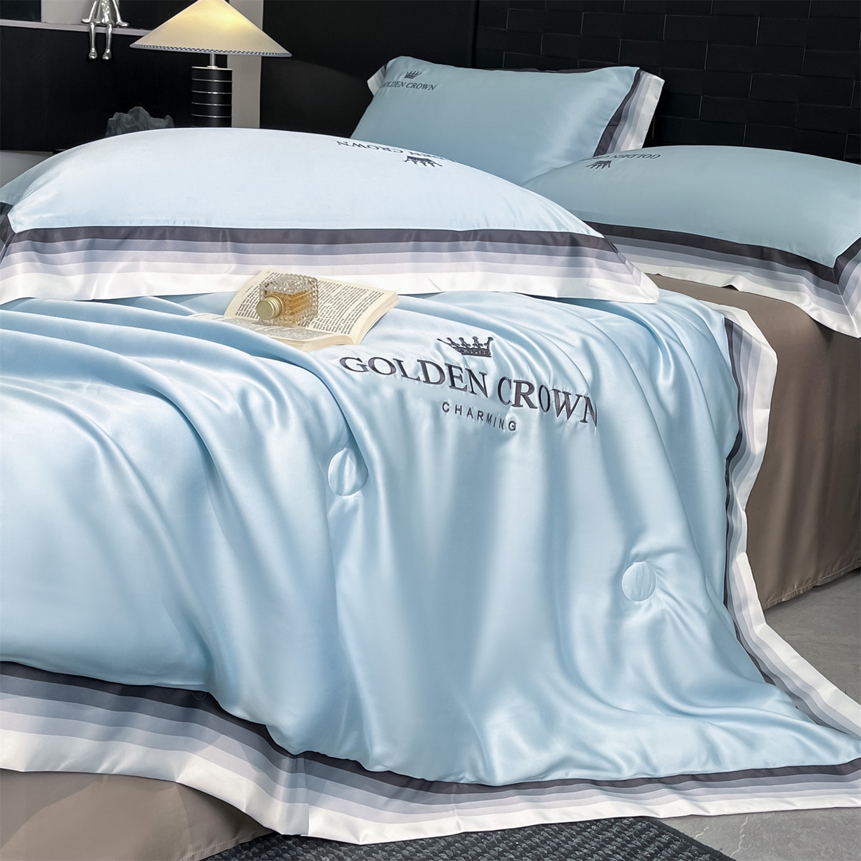 91家纺网 家纺一手货源 找家纺 笙意家纺 2026新款水洗冰丝数码宽边刺绣夏被夏凉被空调被-贝拉系列 贝拉-天空蓝+山灰