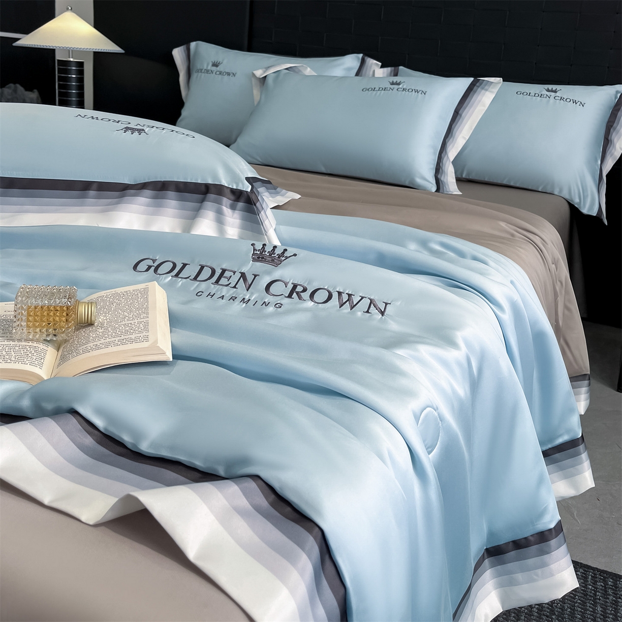 91家纺网 家纺一手货源 找家纺 笙意家纺 2026新款水洗冰丝数码宽边刺绣夏被夏凉被空调被-贝拉系列 贝拉-天空蓝+山灰