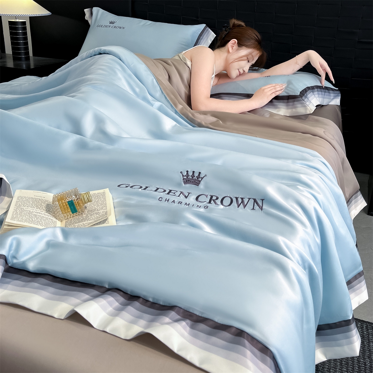 91家纺网 家纺一手货源 找家纺 笙意家纺 2026新款水洗冰丝数码宽边刺绣夏被夏凉被空调被-贝拉系列 贝拉-天空蓝+山灰