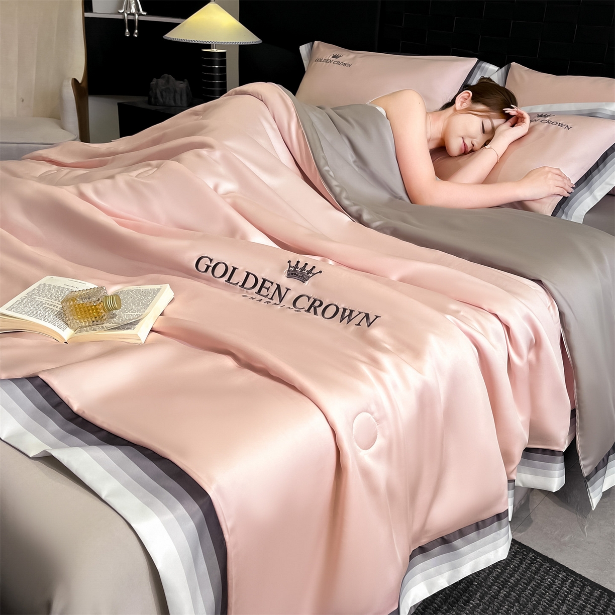 91家纺网 家纺一手货源 找家纺 笙意家纺 2026新款水洗冰丝数码宽边刺绣夏被夏凉被空调被-贝拉系列 贝拉-奶油粉+山灰