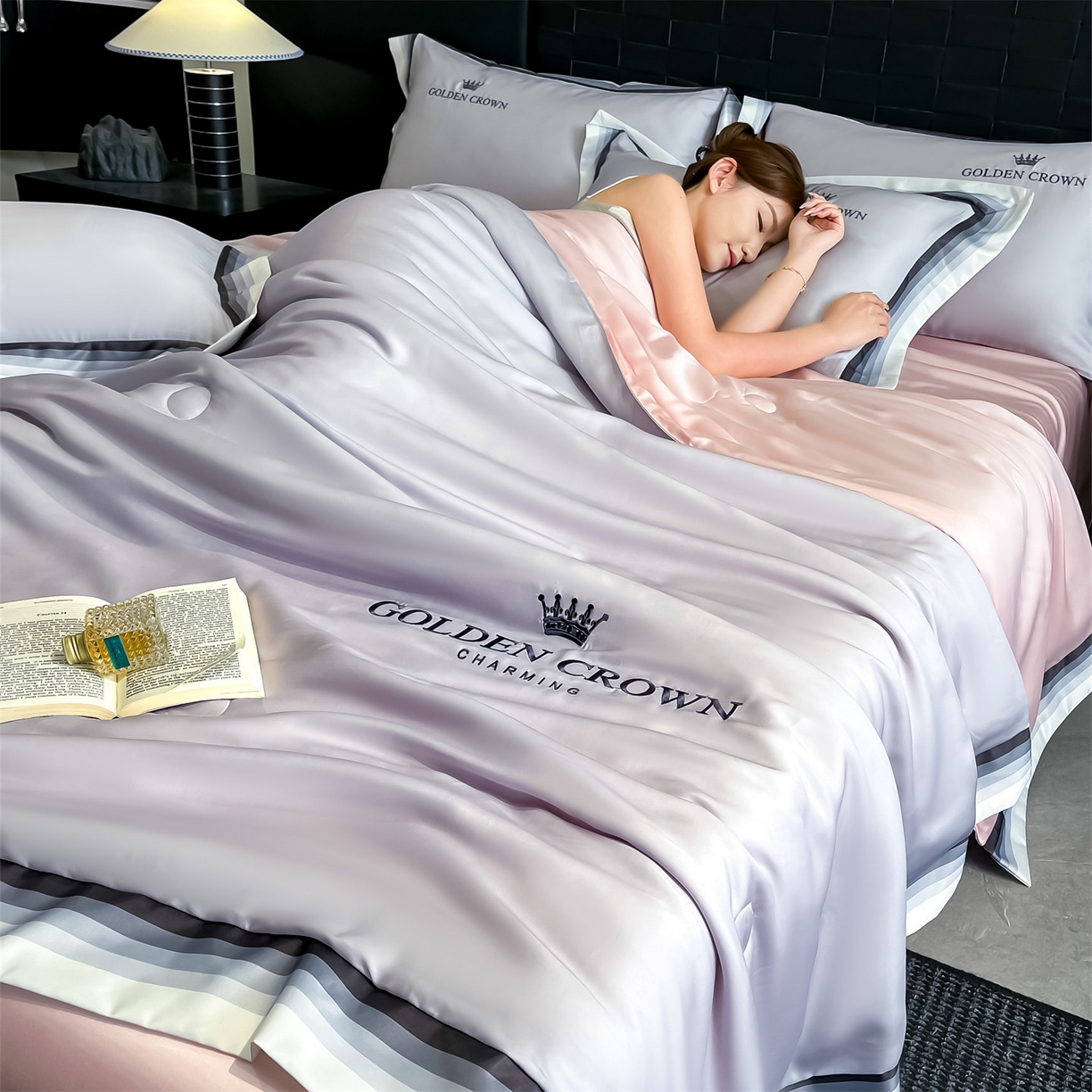 91家纺网 家纺一手货源 找家纺 笙意家纺 2026新款水洗冰丝数码宽边刺绣夏被夏凉被空调被-贝拉系列 贝拉-优雅紫+奶油粉