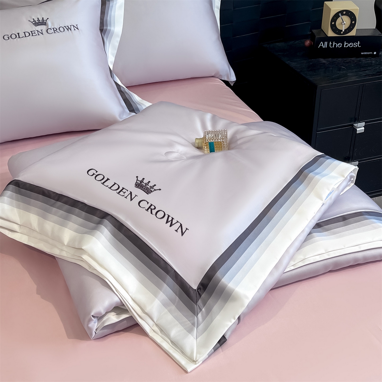 91家纺网 家纺一手货源 找家纺 笙意家纺 2026新款水洗冰丝数码宽边刺绣夏被夏凉被空调被-贝拉系列 贝拉-优雅紫+奶油粉