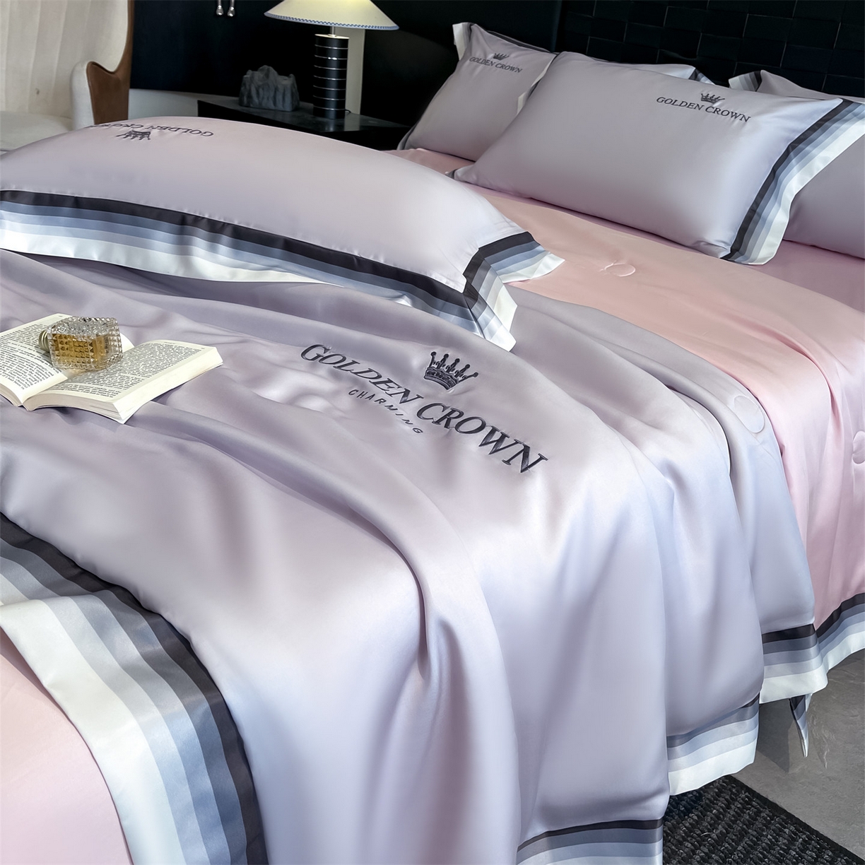 91家纺网 家纺一手货源 找家纺 笙意家纺 2026新款水洗冰丝数码宽边刺绣夏被夏凉被空调被-贝拉系列 贝拉-优雅紫+奶油粉