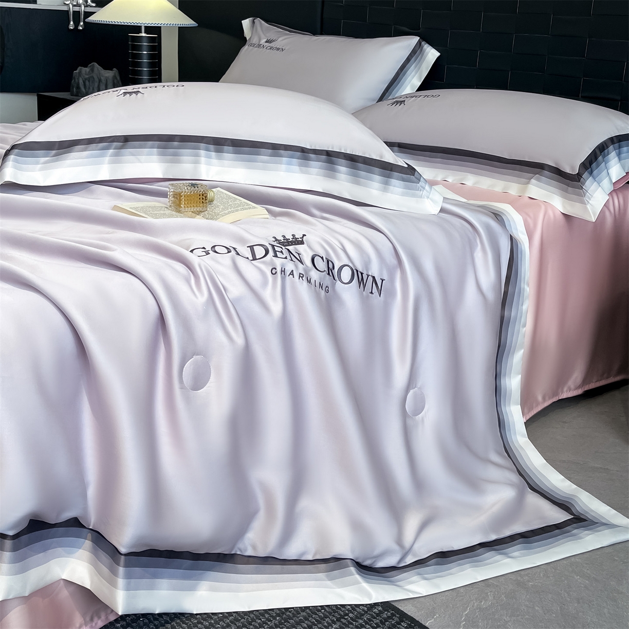 91家纺网 家纺一手货源 找家纺 笙意家纺 2026新款水洗冰丝数码宽边刺绣夏被夏凉被空调被-贝拉系列 贝拉-优雅紫+奶油粉