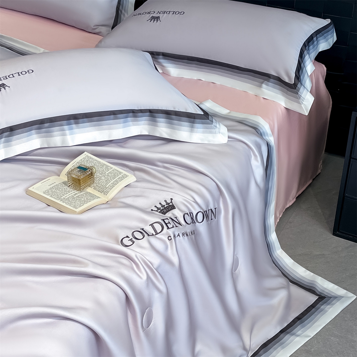 91家纺网 家纺一手货源 找家纺 笙意家纺 2026新款水洗冰丝数码宽边刺绣夏被夏凉被空调被-贝拉系列 贝拉-优雅紫+奶油粉