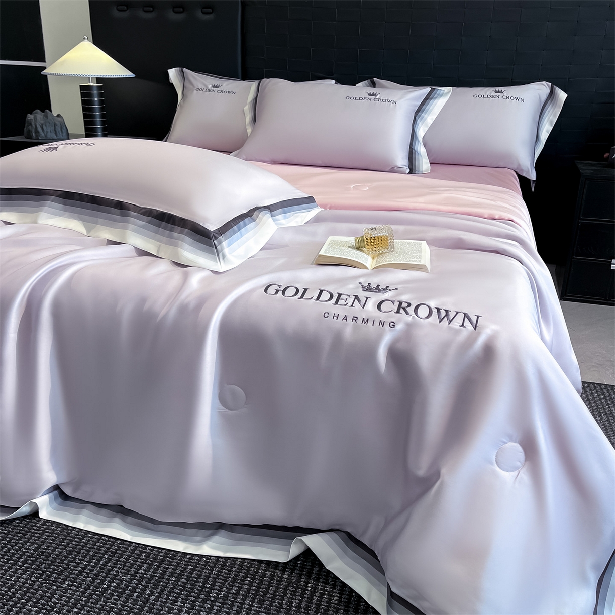 91家纺网 家纺一手货源 找家纺 笙意家纺 2026新款水洗冰丝数码宽边刺绣夏被夏凉被空调被-贝拉系列 贝拉-优雅紫+奶油粉