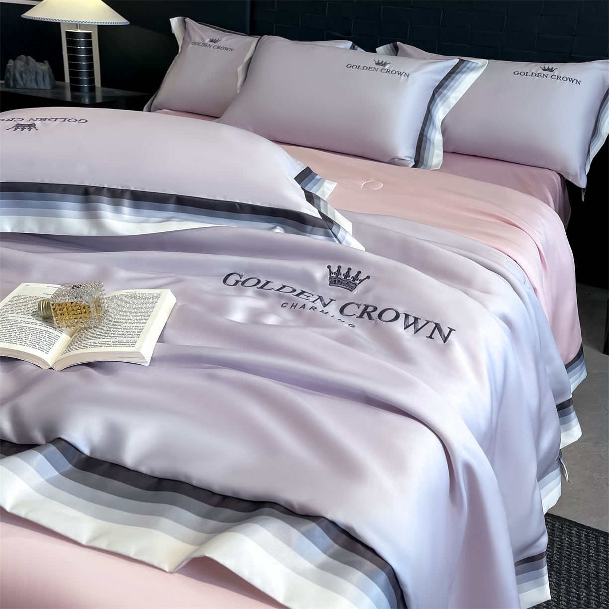 91家纺网 家纺一手货源 找家纺 笙意家纺 2026新款水洗冰丝数码宽边刺绣夏被夏凉被空调被-贝拉系列 贝拉-优雅紫+奶油粉