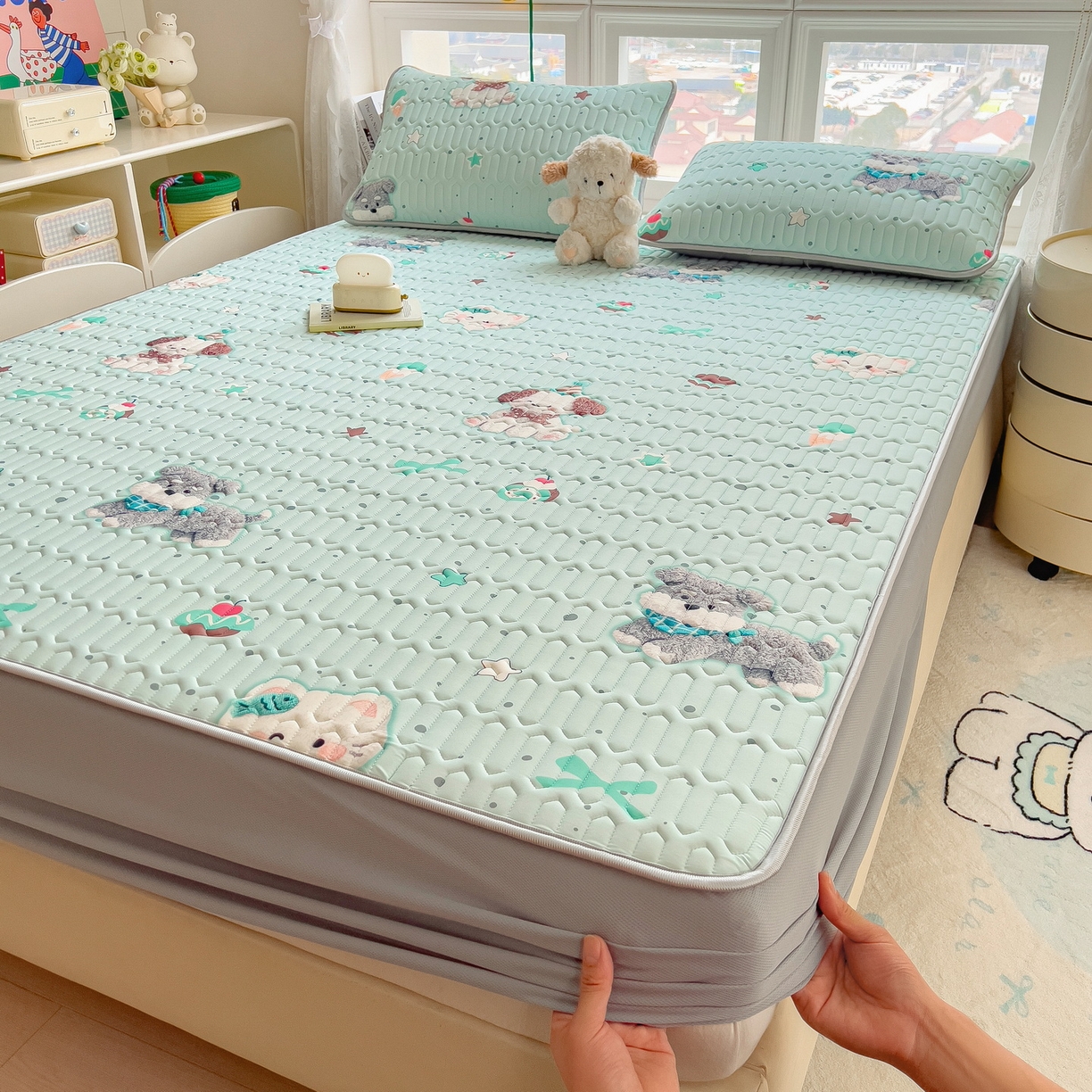 91家纺网 家纺一手货源 找家纺 丝羽坊 2026新款高密凉感丝印花乳胶凉席-床笠款 奶绿汪仔