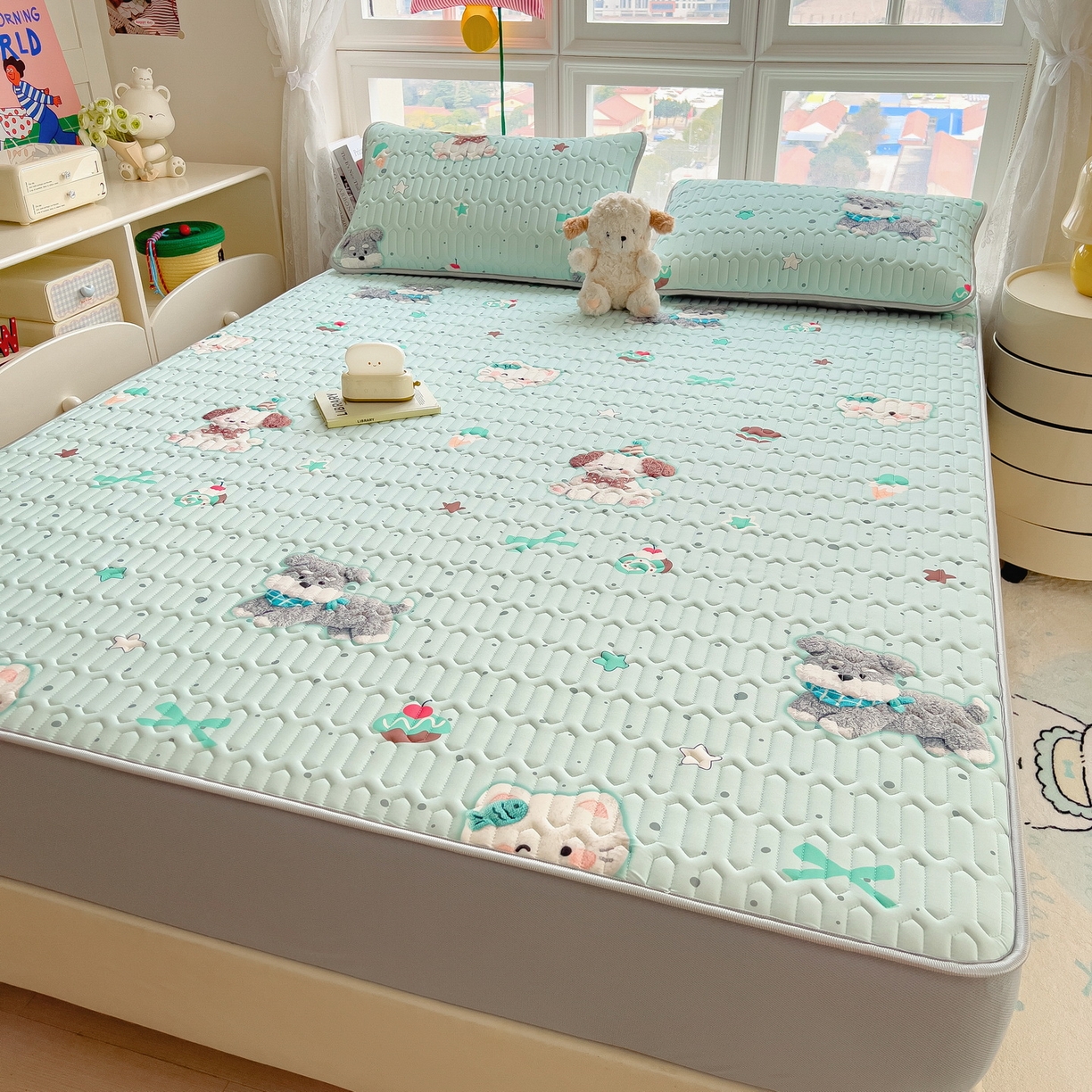 91家纺网 家纺一手货源 找家纺 丝羽坊 2026新款高密凉感丝印花乳胶凉席-床笠款 奶绿汪仔