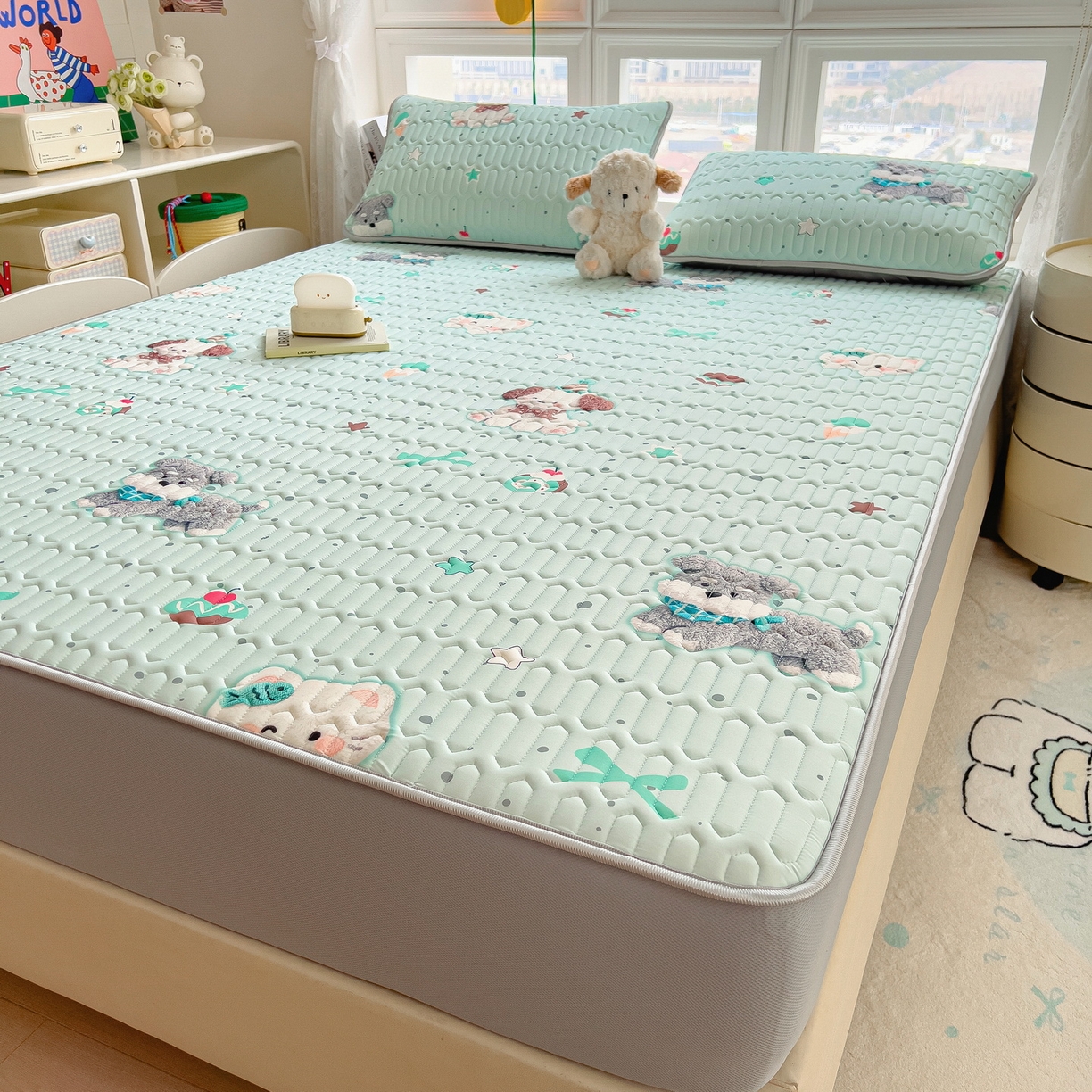 91家纺网 家纺一手货源 找家纺 丝羽坊 2026新款高密凉感丝印花乳胶凉席-床笠款 奶绿汪仔