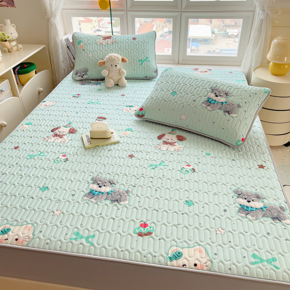 91家纺网 家纺一手货源 找家纺 丝羽坊 2026新款高密凉感丝印花乳胶凉席-床笠款 奶绿汪仔