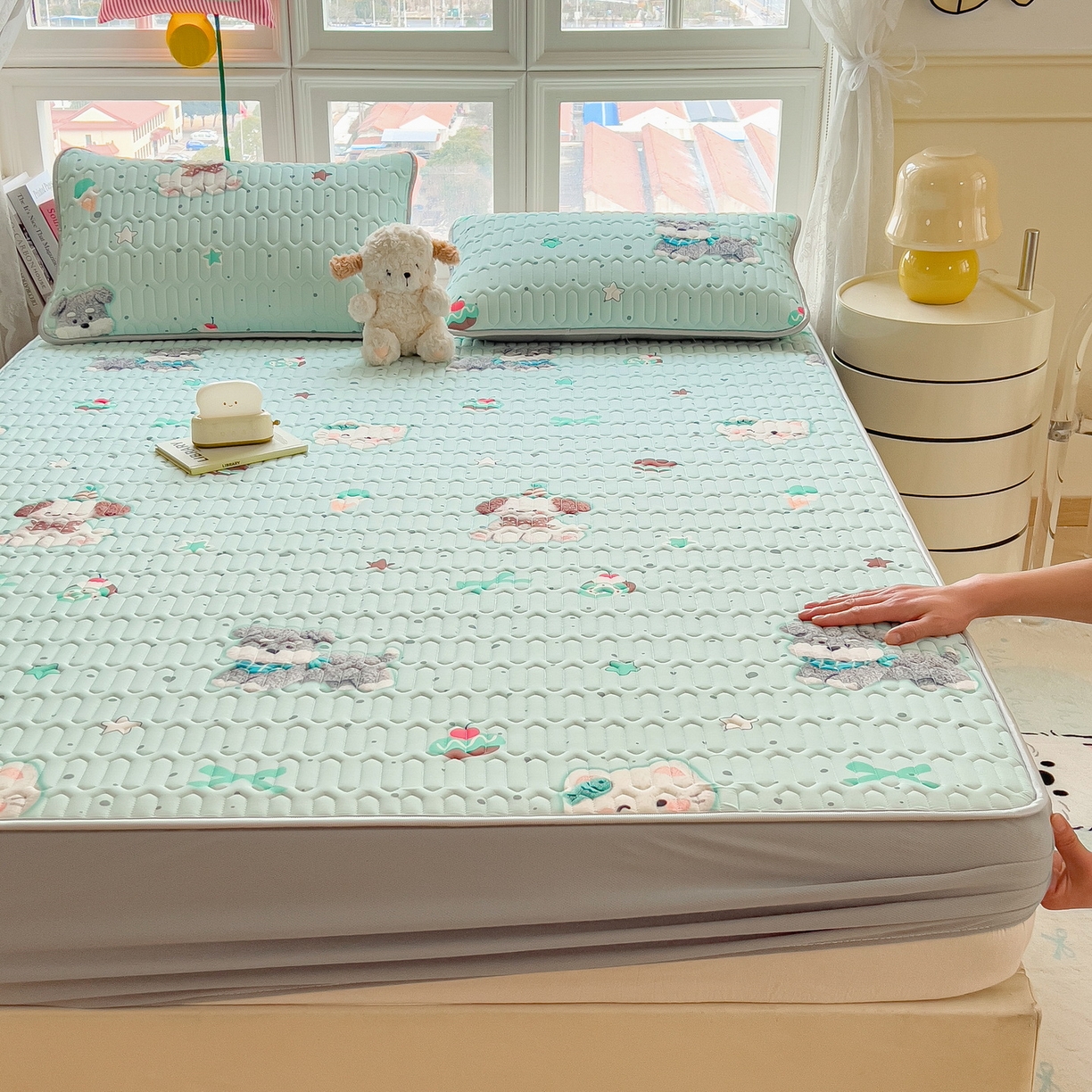 91家纺网 家纺一手货源 找家纺 丝羽坊 2026新款高密凉感丝印花乳胶凉席-床笠款 奶绿汪仔