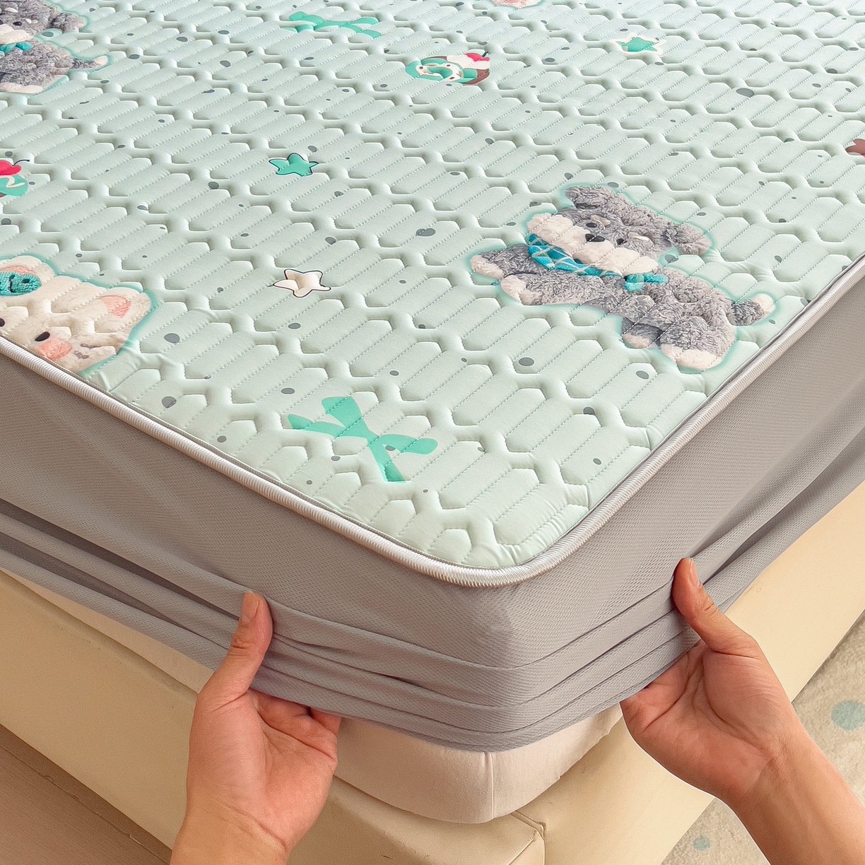 91家纺网 家纺一手货源 找家纺 丝羽坊 2026新款高密凉感丝印花乳胶凉席-床笠款 奶绿汪仔