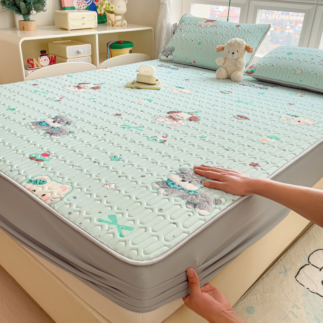 91家纺网 家纺一手货源 找家纺 丝羽坊 2026新款高密凉感丝印花乳胶凉席-床笠款 奶绿汪仔