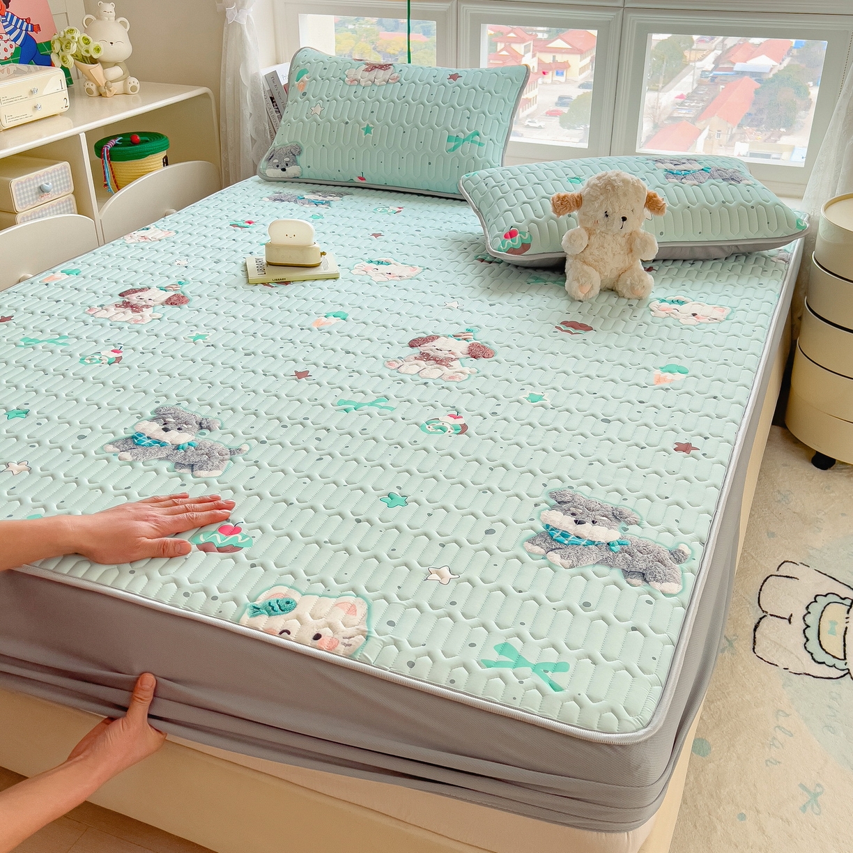 91家纺网 家纺一手货源 找家纺 丝羽坊 2026新款高密凉感丝印花乳胶凉席-床笠款 奶绿汪仔