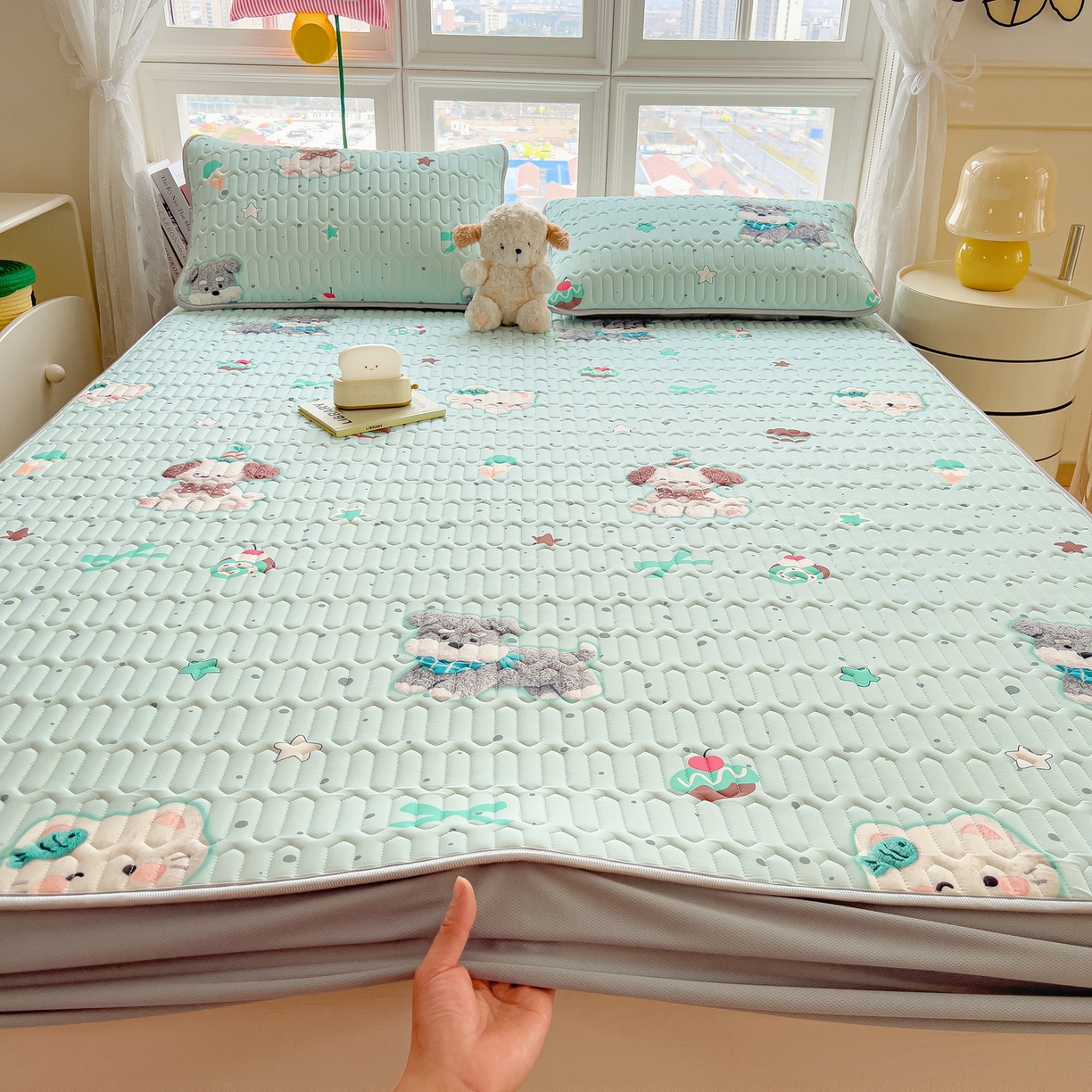 91家纺网 家纺一手货源 找家纺 丝羽坊 2026新款高密凉感丝印花乳胶凉席-床笠款 奶绿汪仔