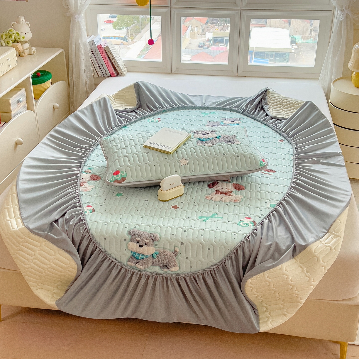 91家纺网 家纺一手货源 找家纺 丝羽坊 2026新款高密凉感丝印花乳胶凉席-床笠款 奶绿汪仔