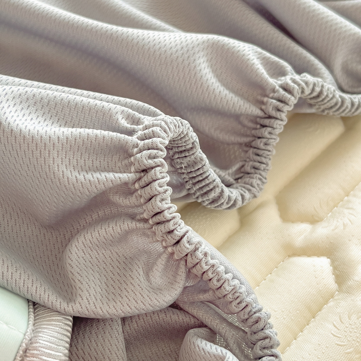 91家纺网 家纺一手货源 找家纺 丝羽坊 2026新款高密凉感丝印花乳胶凉席-床笠款 奶绿汪仔