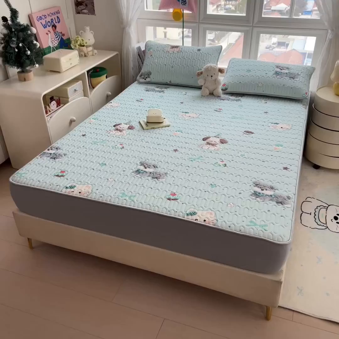 91家纺网 家纺一手货源 找家纺 丝羽坊 2026新款高密凉感丝印花乳胶凉席-床笠款 奶绿汪仔