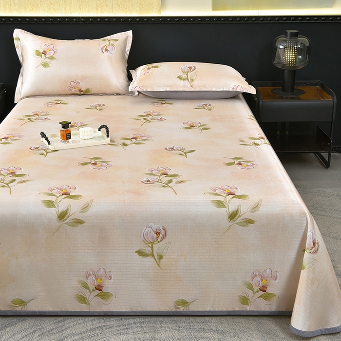 91家纺网 家纺一手货源 找家纺 念家居 2026新款轻奢可机洗水洗床单款高密大版斜纹冰丝凉席三件套 杏色花卉