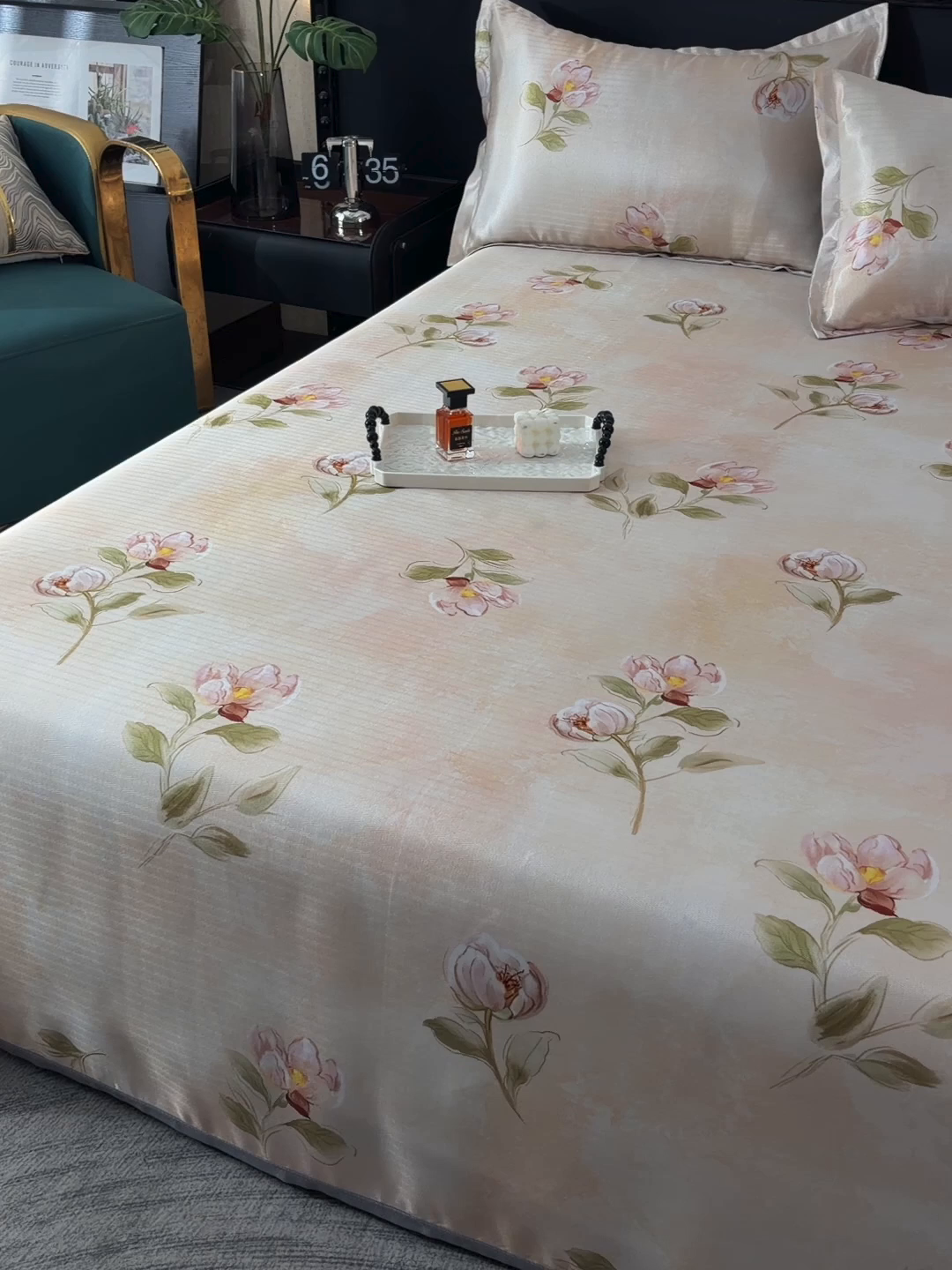 91家纺网 家纺一手货源 找家纺 念家居 2026新款轻奢可机洗水洗床单款高密大版斜纹冰丝凉席三件套 杏色花卉