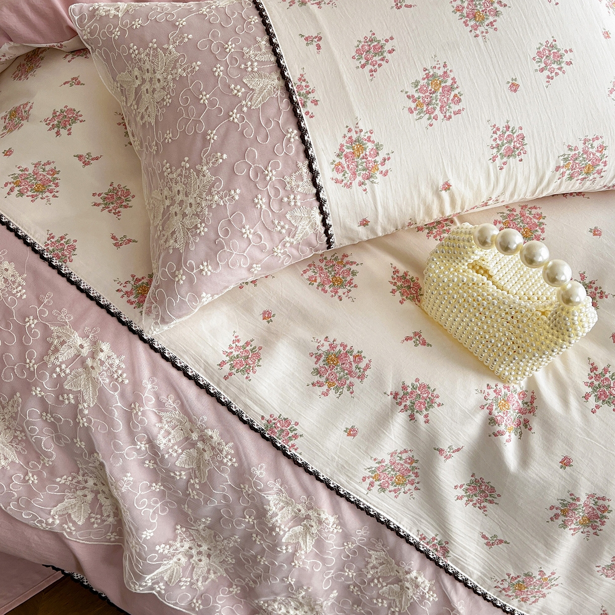 91家纺网 家纺一手货源 找家纺 纽缦家纺 2026新款A类105g仿棉四件套古法水洗棉套件-韩版系列 韩版-寻梦粉