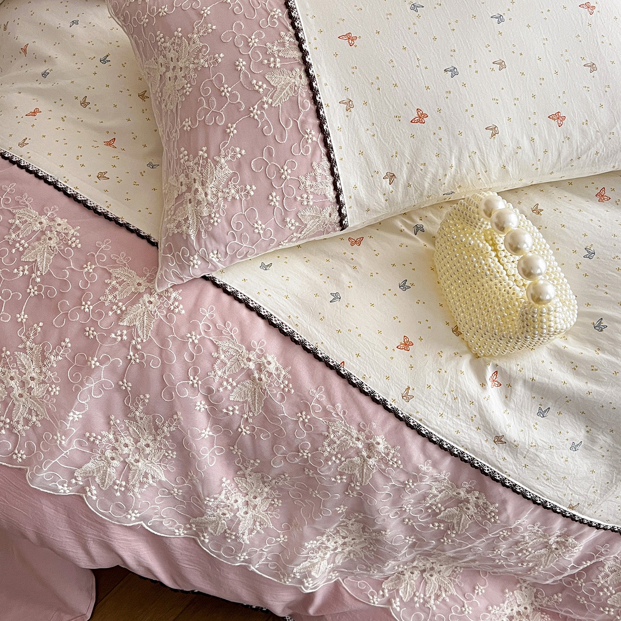 91家纺网 家纺一手货源 找家纺 纽缦家纺 2026新款A类105g仿棉四件套古法水洗棉套件-韩版系列 韩版-彩蝶红