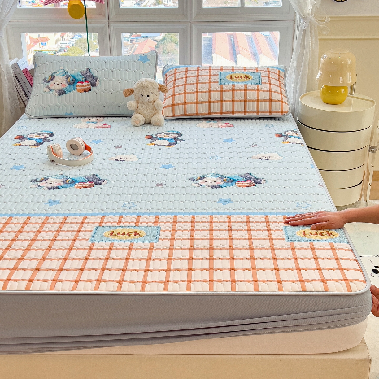 91家纺网 家纺一手货源 找家纺 丝羽坊 2026新款高密凉感丝印花乳胶凉席-床笠款 小企鹅