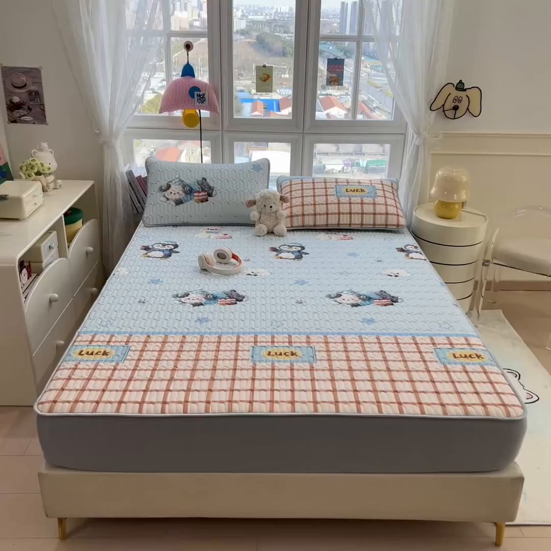 91家纺网 家纺一手货源 找家纺 丝羽坊 2026新款高密凉感丝印花乳胶凉席-床笠款 小企鹅