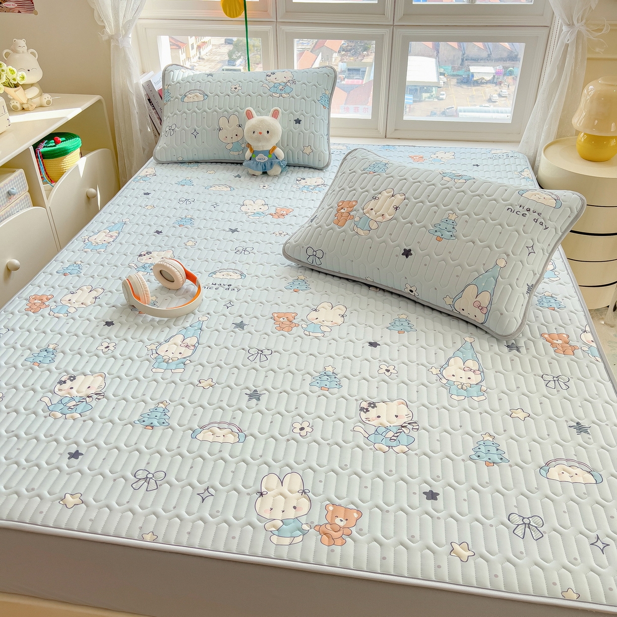 91家纺网 家纺一手货源 找家纺 丝羽坊 2026新款高密凉感丝印花乳胶凉席-床笠款 小兔派对